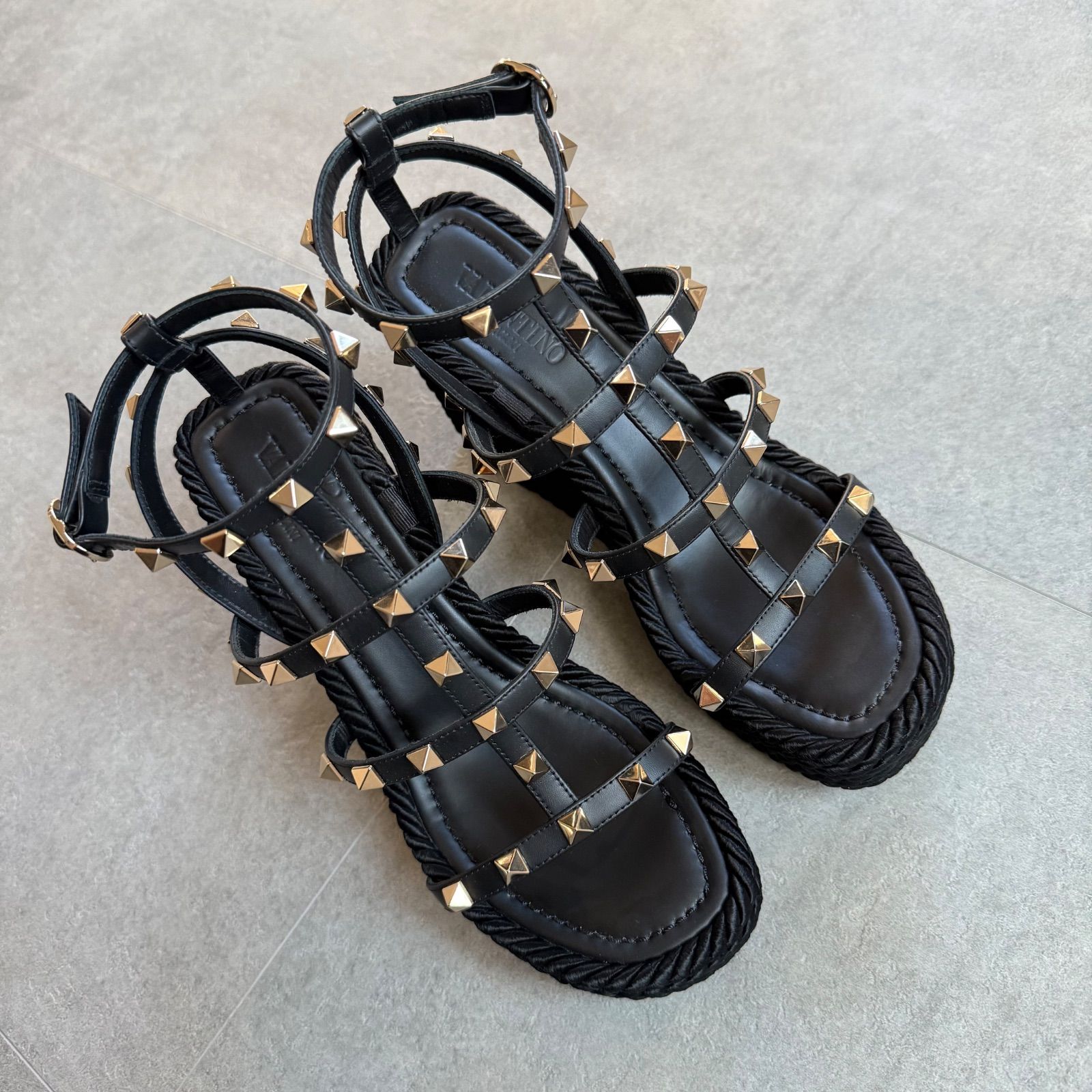 極美品 VALENTINO GARAVANI ヴァレンティノガラヴァーニ ロック