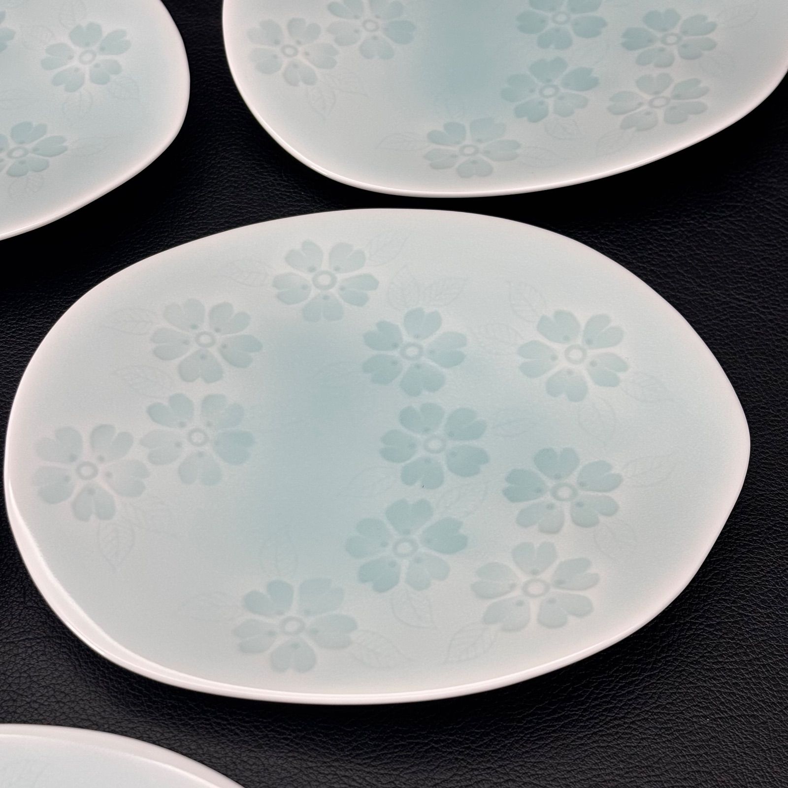 藤巻窯】有田焼 青白磁 花づくし 三つ足 取皿揃（銘々皿揃）/ 楕円皿