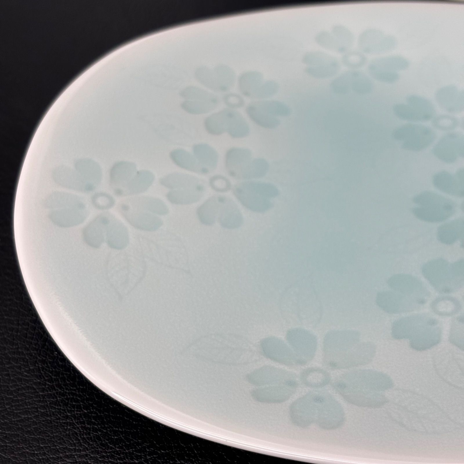 藤巻窯】有田焼 青白磁 花づくし 三つ足 取皿揃（銘々皿揃）/ 楕円皿