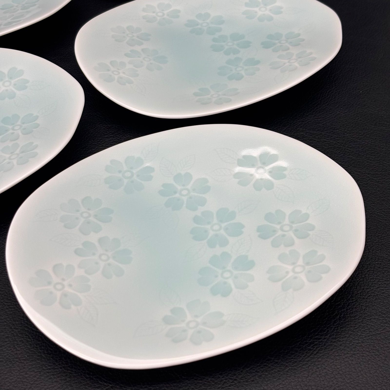 藤巻窯】有田焼 青白磁 花づくし 三つ足 取皿揃（銘々皿揃）/ 楕円皿