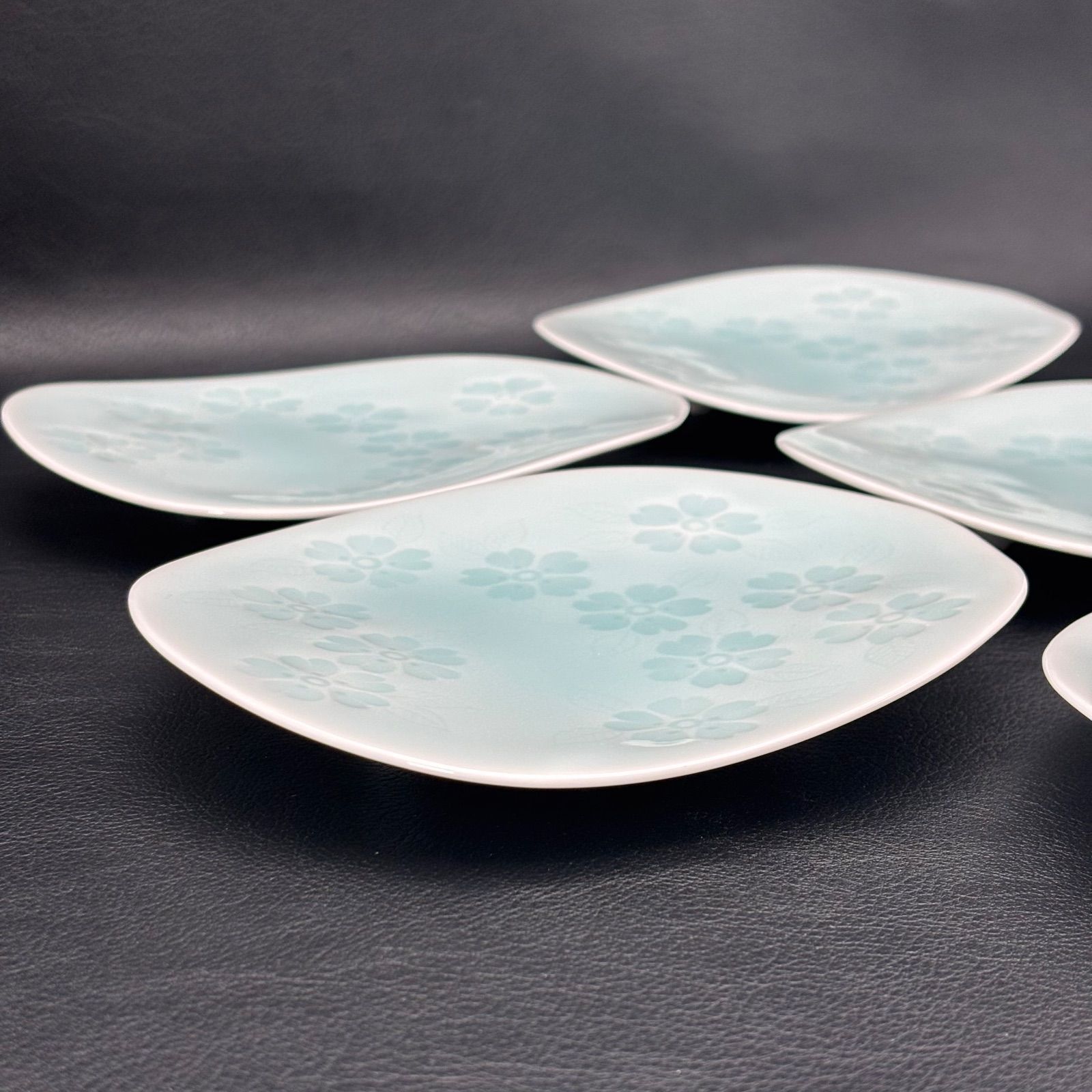 藤巻窯】有田焼 青白磁 花づくし 三つ足 取皿揃（銘々皿揃）/ 楕円皿