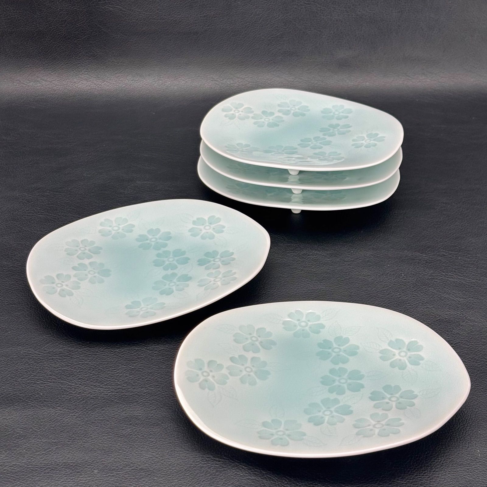 有田焼 藤巻窯 青白磁 銘々皿5枚 料亭 レストラン お祝い 藤巻窯】有田焼 青白磁 花づくし 三つ足 取皿揃（銘々皿揃）/ 楕円皿