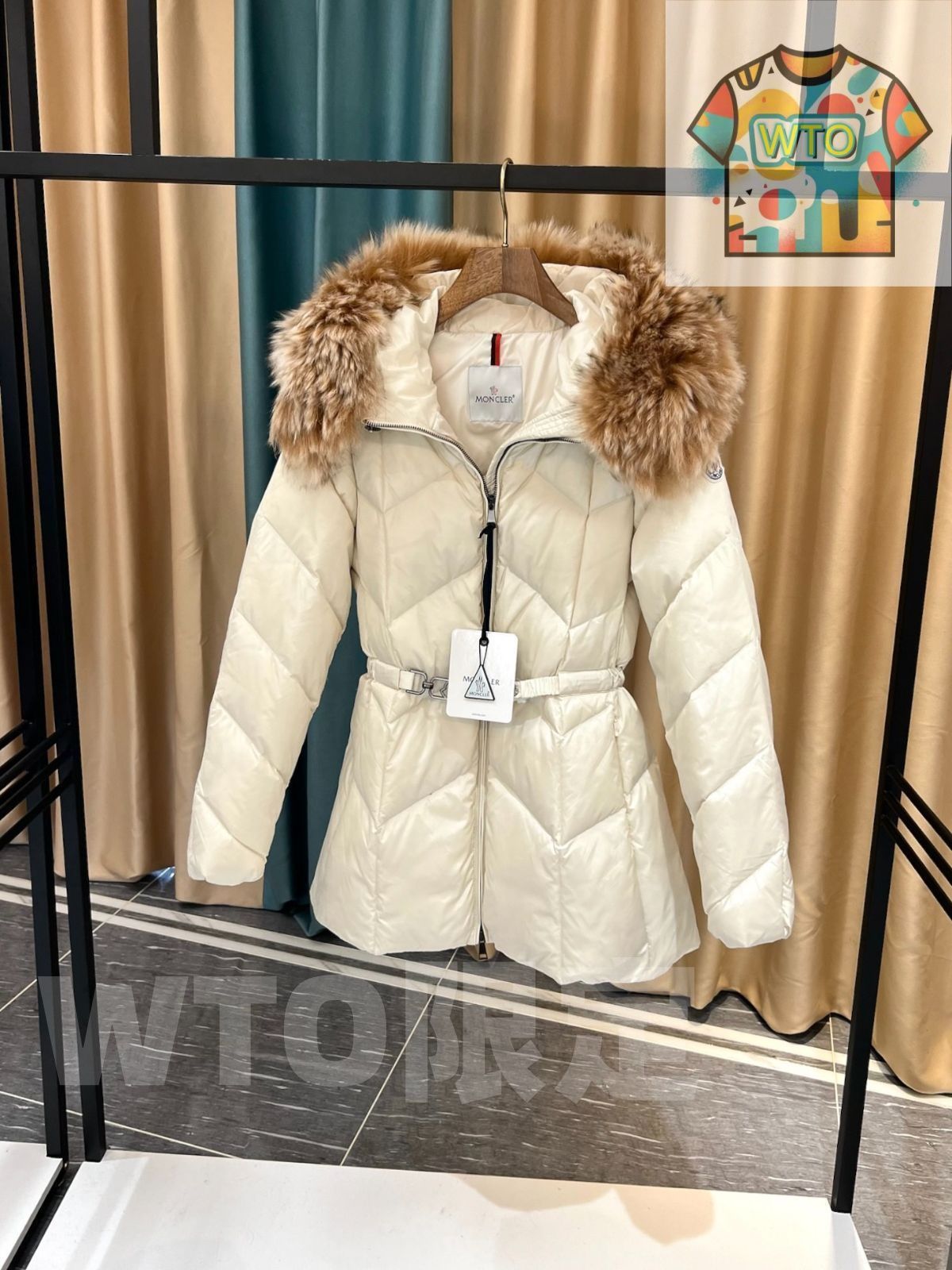 MONCLERモンクレール 白いダウンジャケット 茶色の毛襟｜本日限定特価