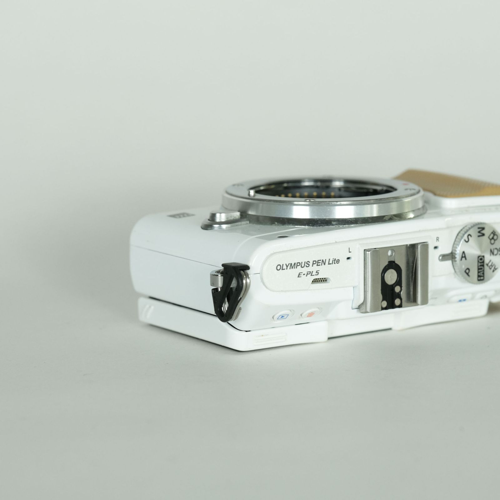 OLYMPUS E-PL5 ホワイト×ベージュ ミラーレスカメラ Amazon | OLYMPUS