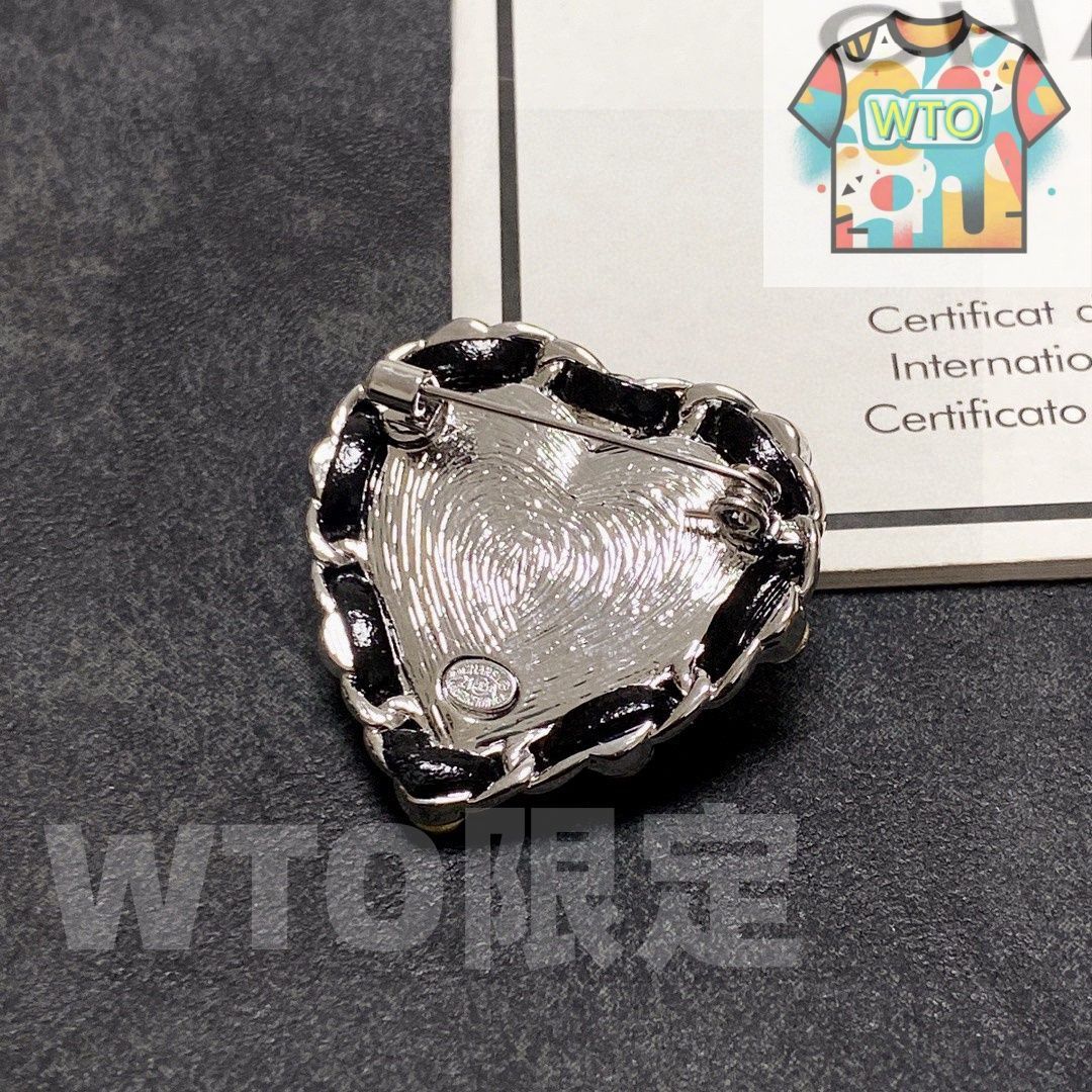 ハート型クリスタルブローチ　CHANEL シャネル 今日特価】Chanel シャネル 新入荷 シルバー & ブラックレザー ハート