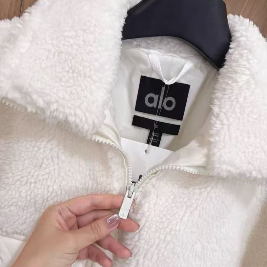 ALO YOGA ホワイト スタンドカラー アウタージャケット - メルカリ