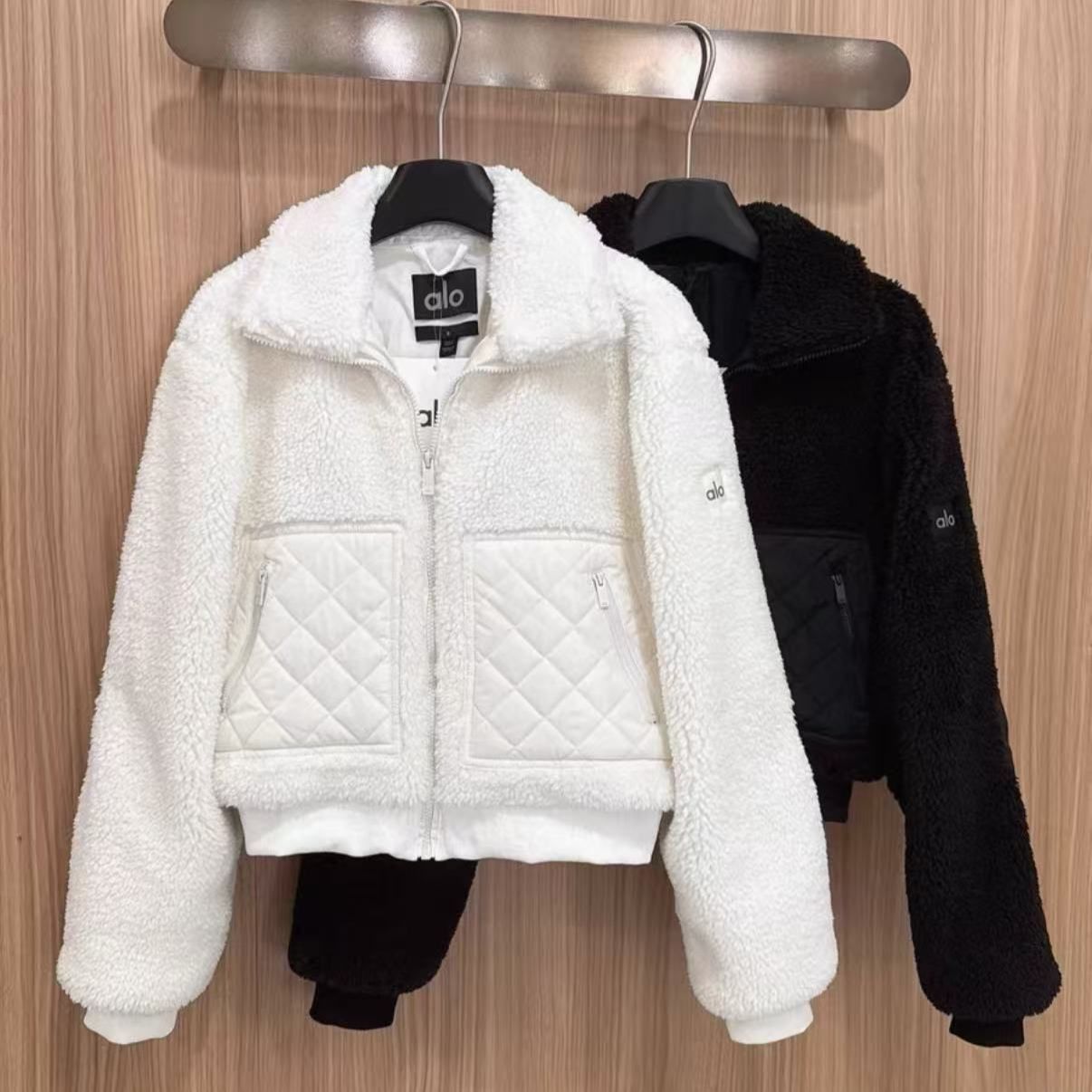 ALO YOGA ホワイト スタンドカラー アウタージャケット - メルカリ
