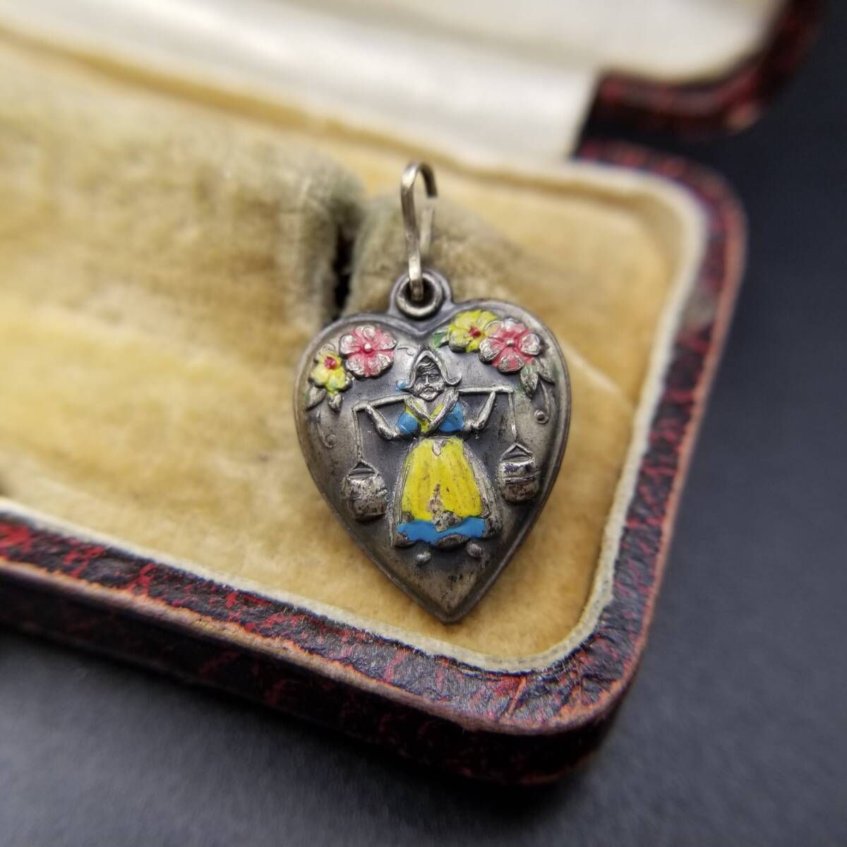 WWII期 ヴィンテージ スウィートハートジュエリー 水を運ぶオランダ