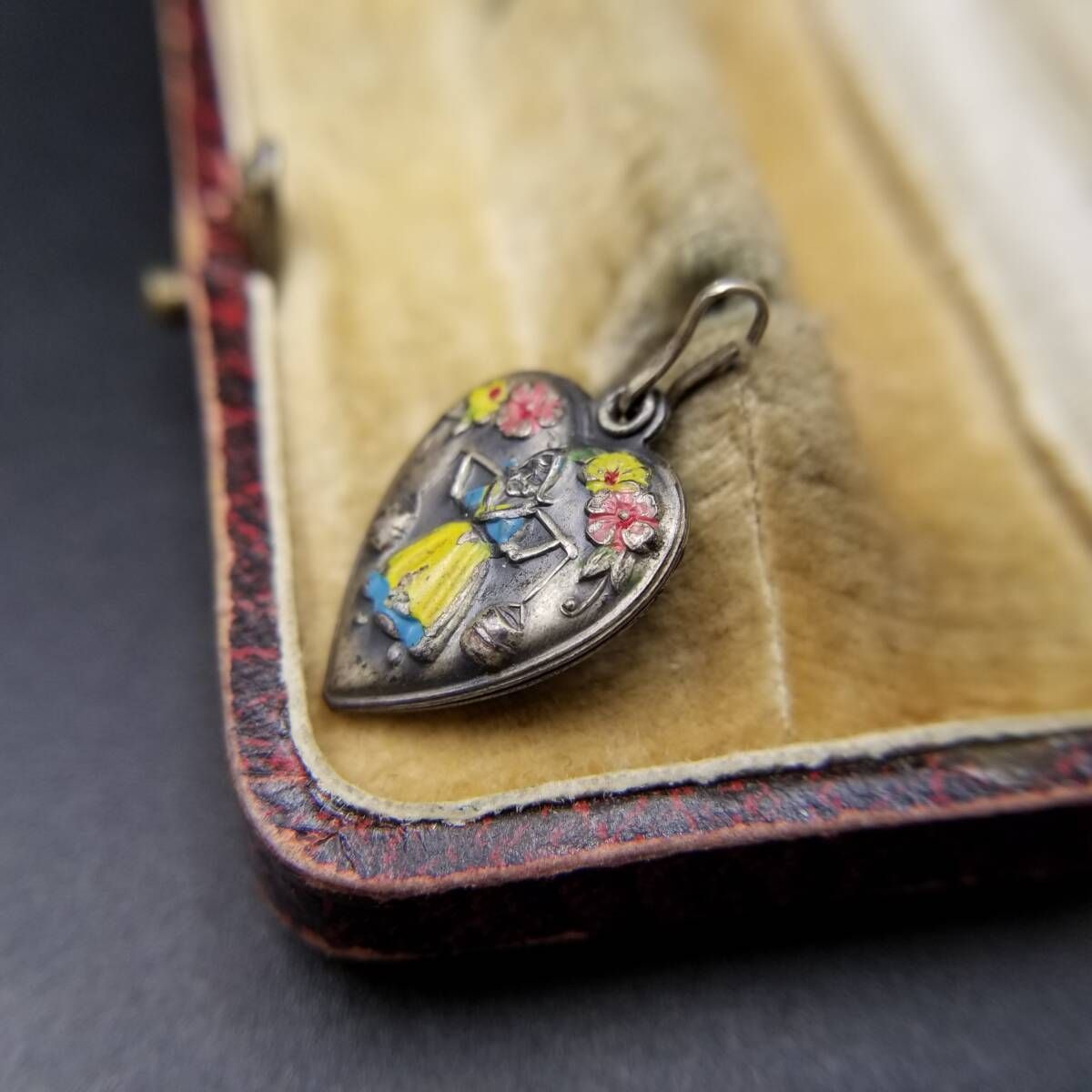 WWII期 ヴィンテージ スウィートハートジュエリー 水を運ぶオランダ