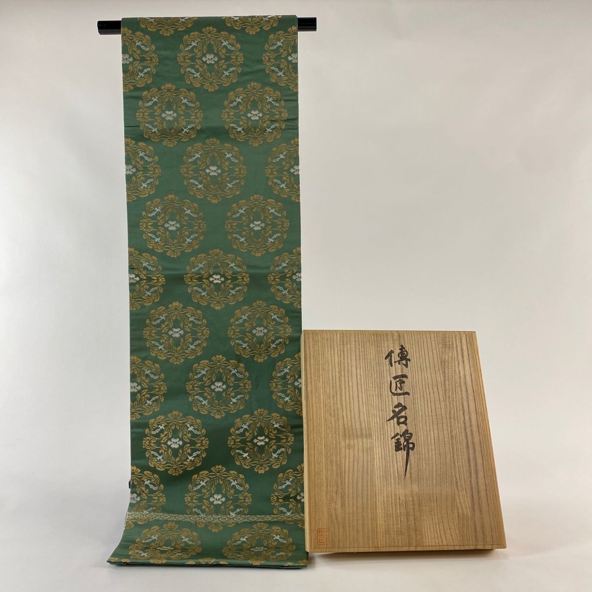 袋帯 逸品 龍村晋 落款 天平花葉丸錦 箔 薄緑 全通 正絹 【中古