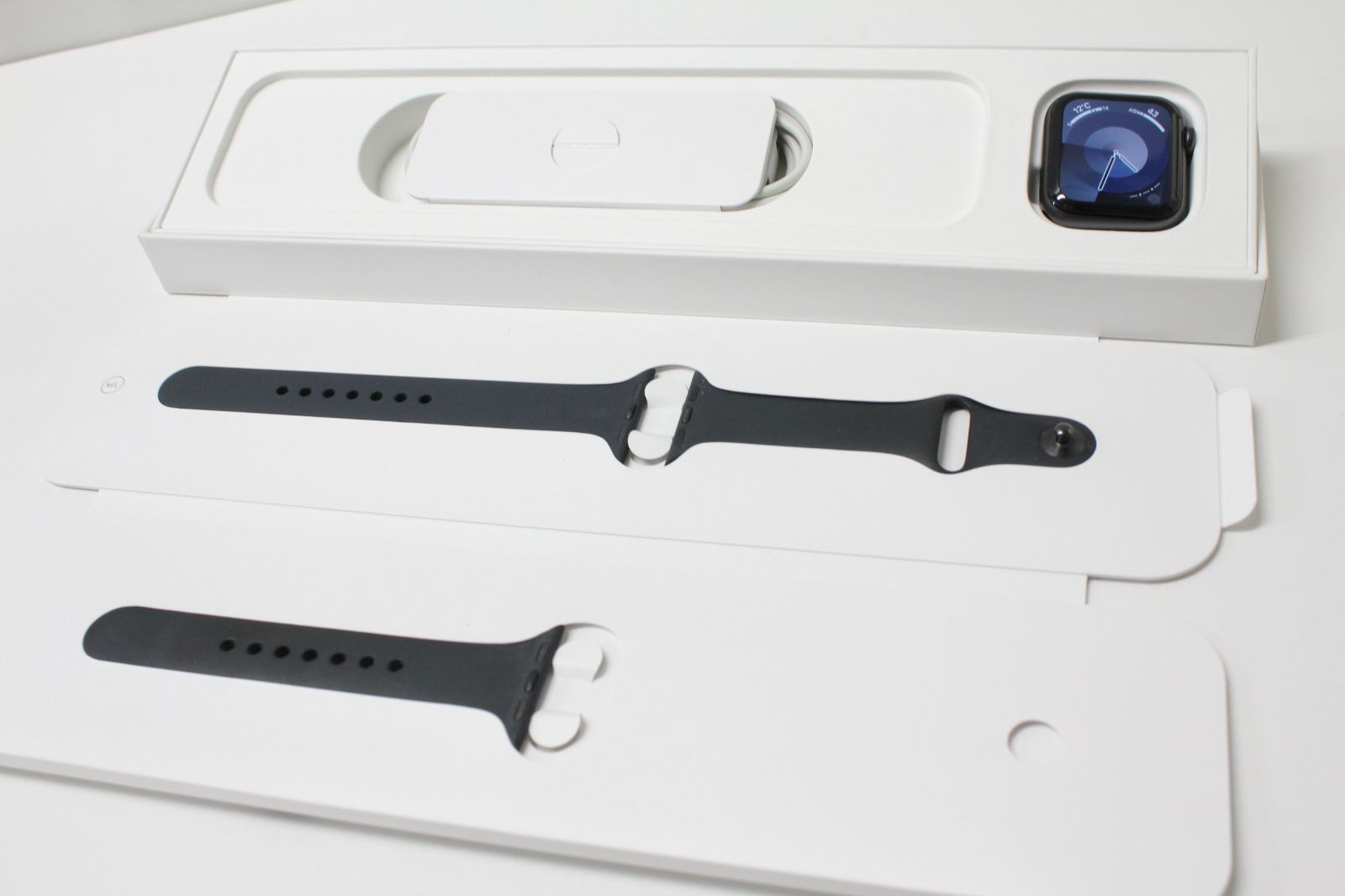 新作登場，お買い得 Apple Watch SE（第1世代）GPS/40mm/A2351〈MYDP2J/A〉④ Apple Watch本体