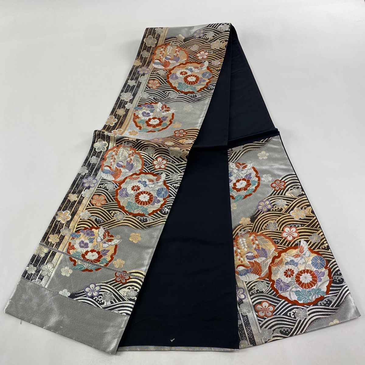 美品】 袋帯 秀品 証紙 波 雪輪 箔 刺繍 銀色 六通 正絹 【中古