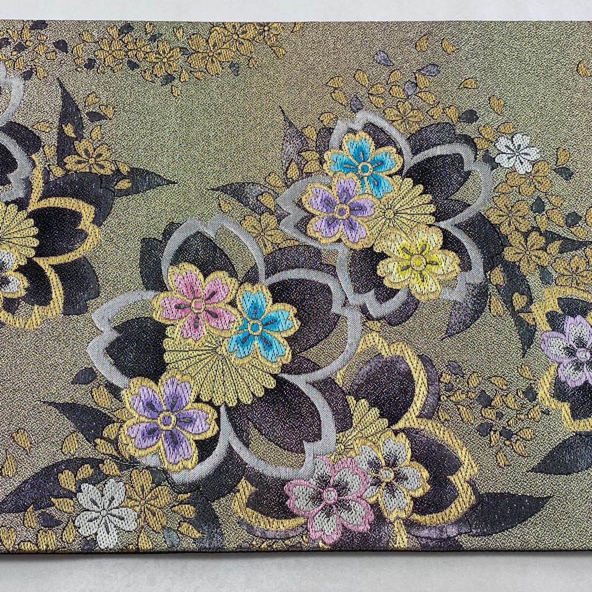 美品】 袋帯 秀品 振袖向き 桜 箔 金糸 クリーム 六通 正絹 【中古