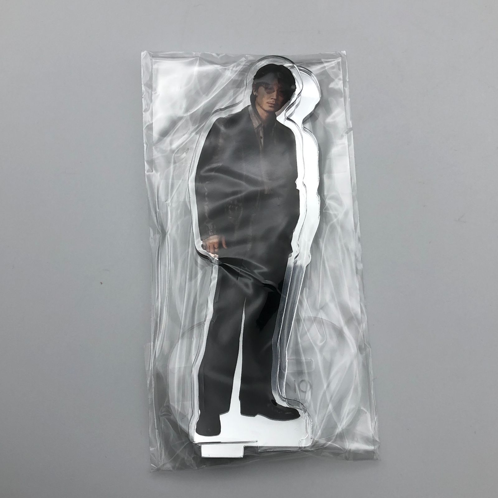 城東19-026】綾野剛 アクリルスタンド 2点セット - メルカリ