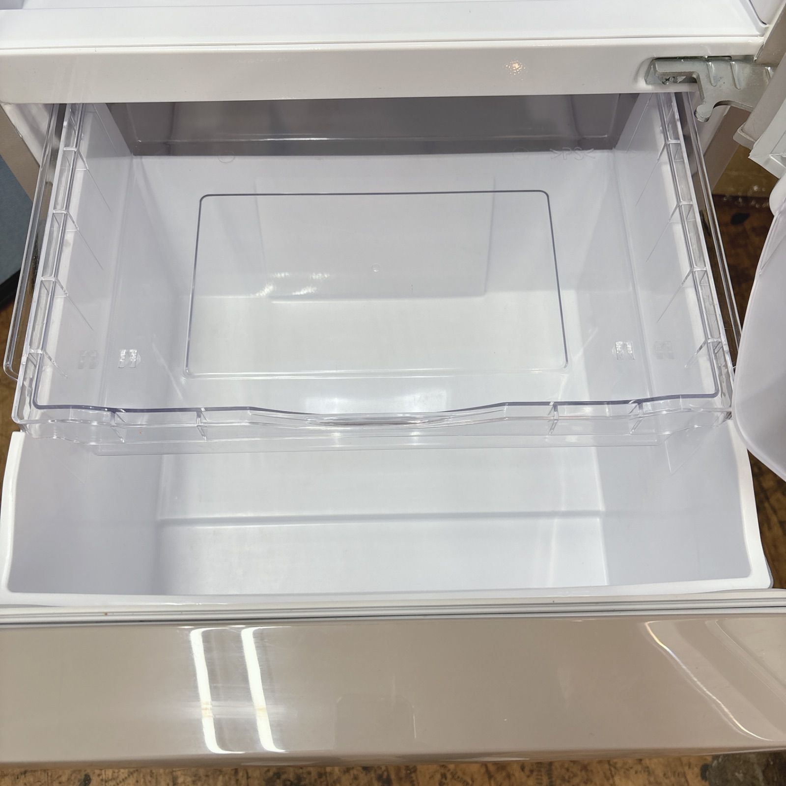 I329 🌈 名古屋市近郊配送設置無料！ HITACHI 冷蔵庫 (265L) 3ドア