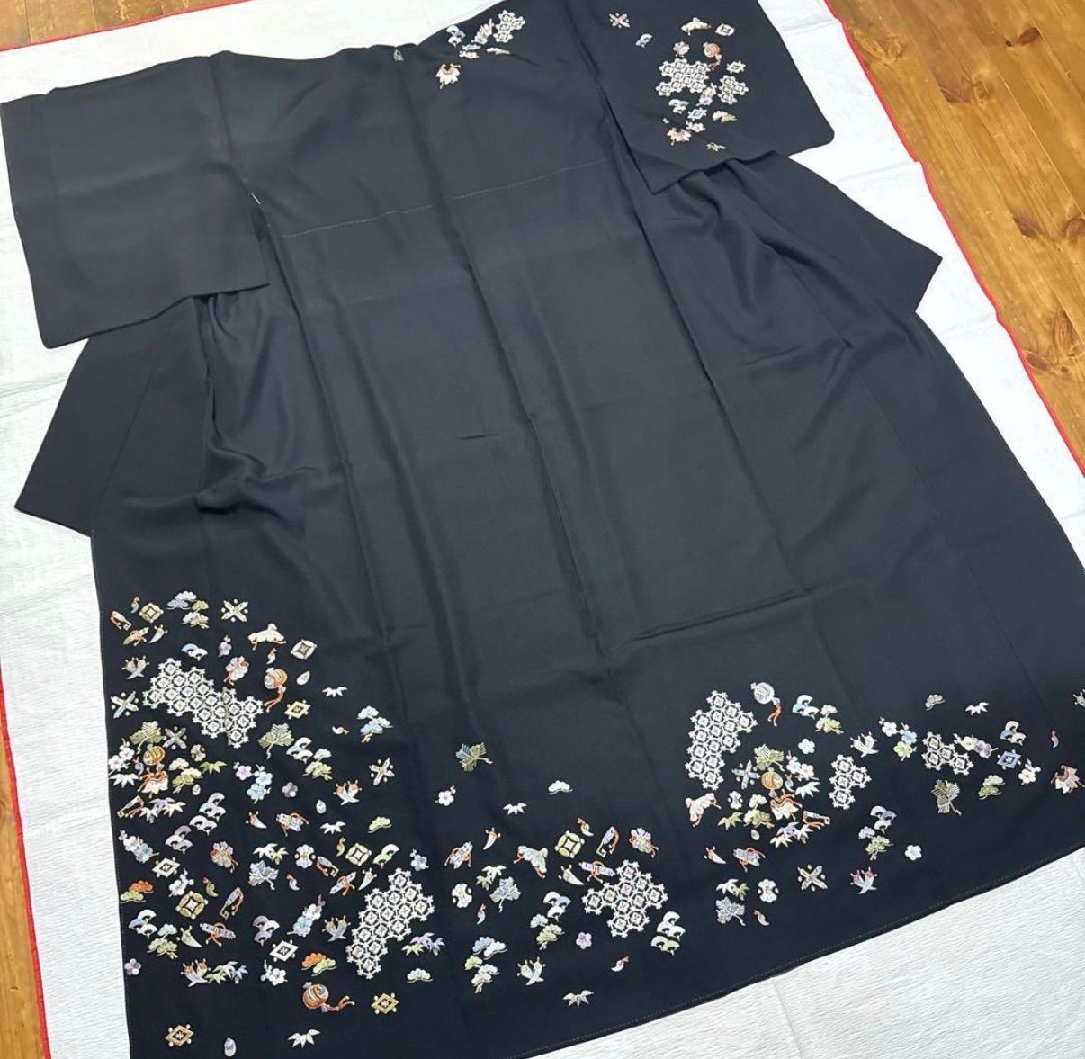 三越　宝尽くし　吉祥文様　着物　正絹　フルセット　黒　刺繍 三越 宝尽くし 吉祥文様 着物 正絹 フルセット 黒 刺繍 - メルカリ