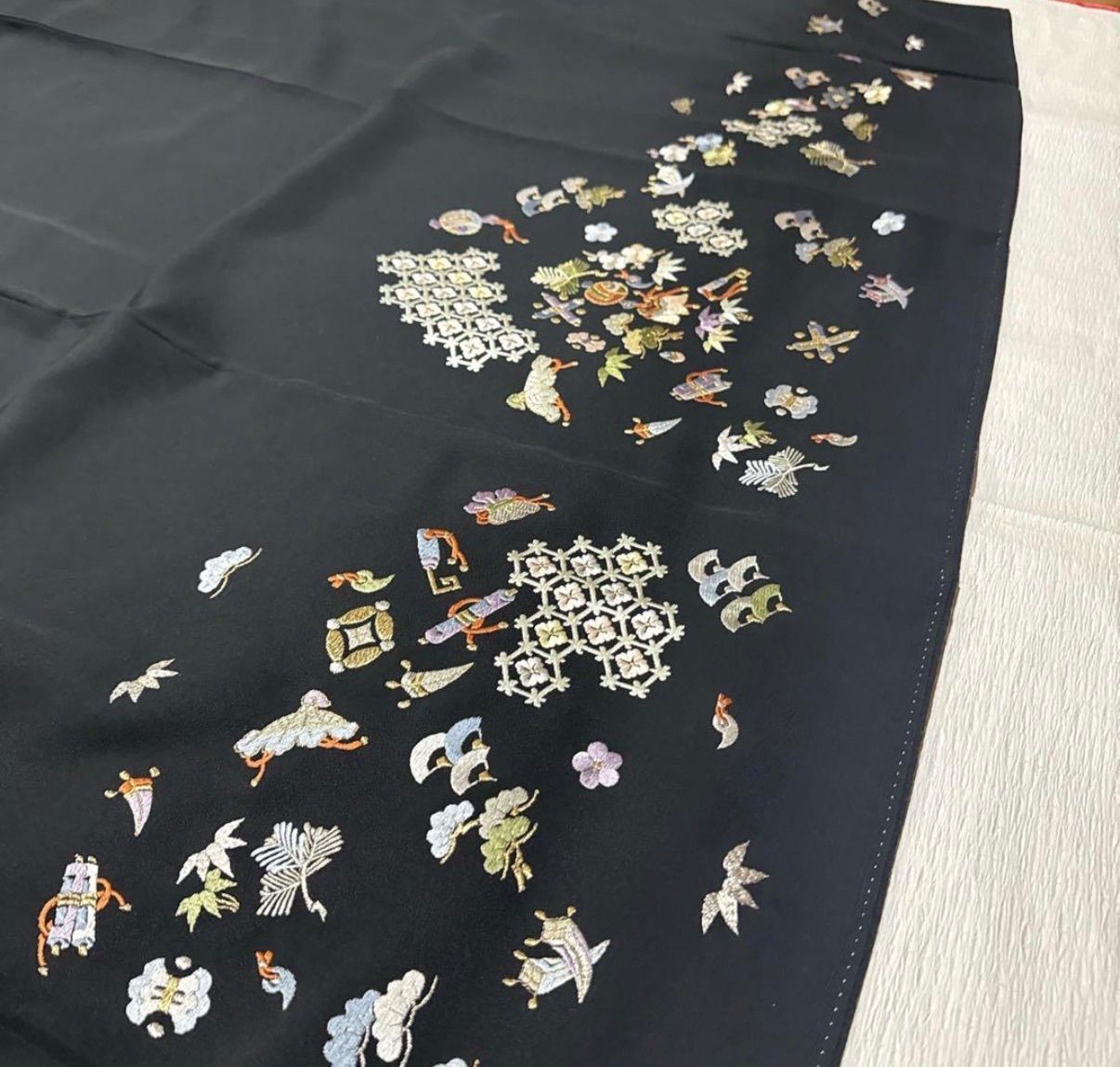 三越　宝尽くし　吉祥文様　着物　正絹　フルセット　黒　刺繍 三越 宝尽くし 吉祥文様 着物 正絹 フルセット 黒 刺繍 - メルカリ