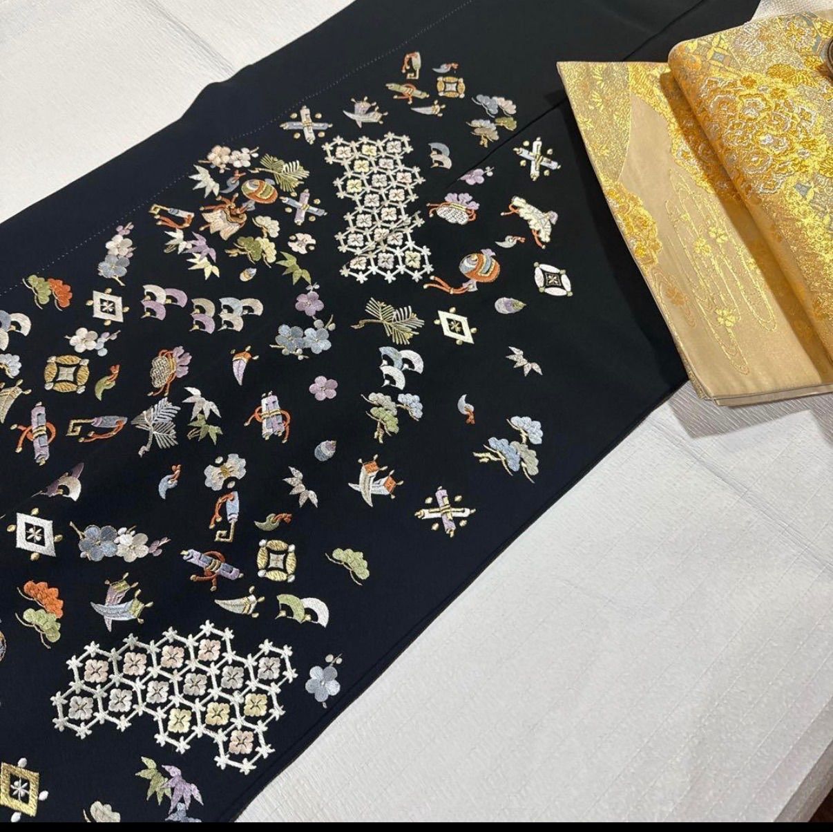 三越　宝尽くし　吉祥文様　着物　正絹　フルセット　黒　刺繍 三越 宝尽くし 吉祥文様 着物 正絹 フルセット 黒 刺繍 - メルカリ
