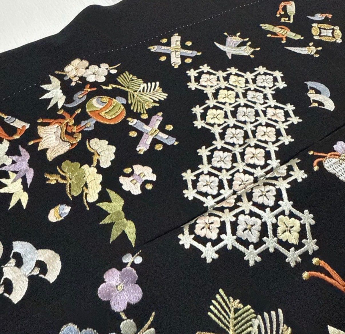 三越　宝尽くし　吉祥文様　着物　正絹　フルセット　黒　刺繍 三越 宝尽くし 吉祥文様 着物 正絹 フルセット 黒 刺繍 - メルカリ