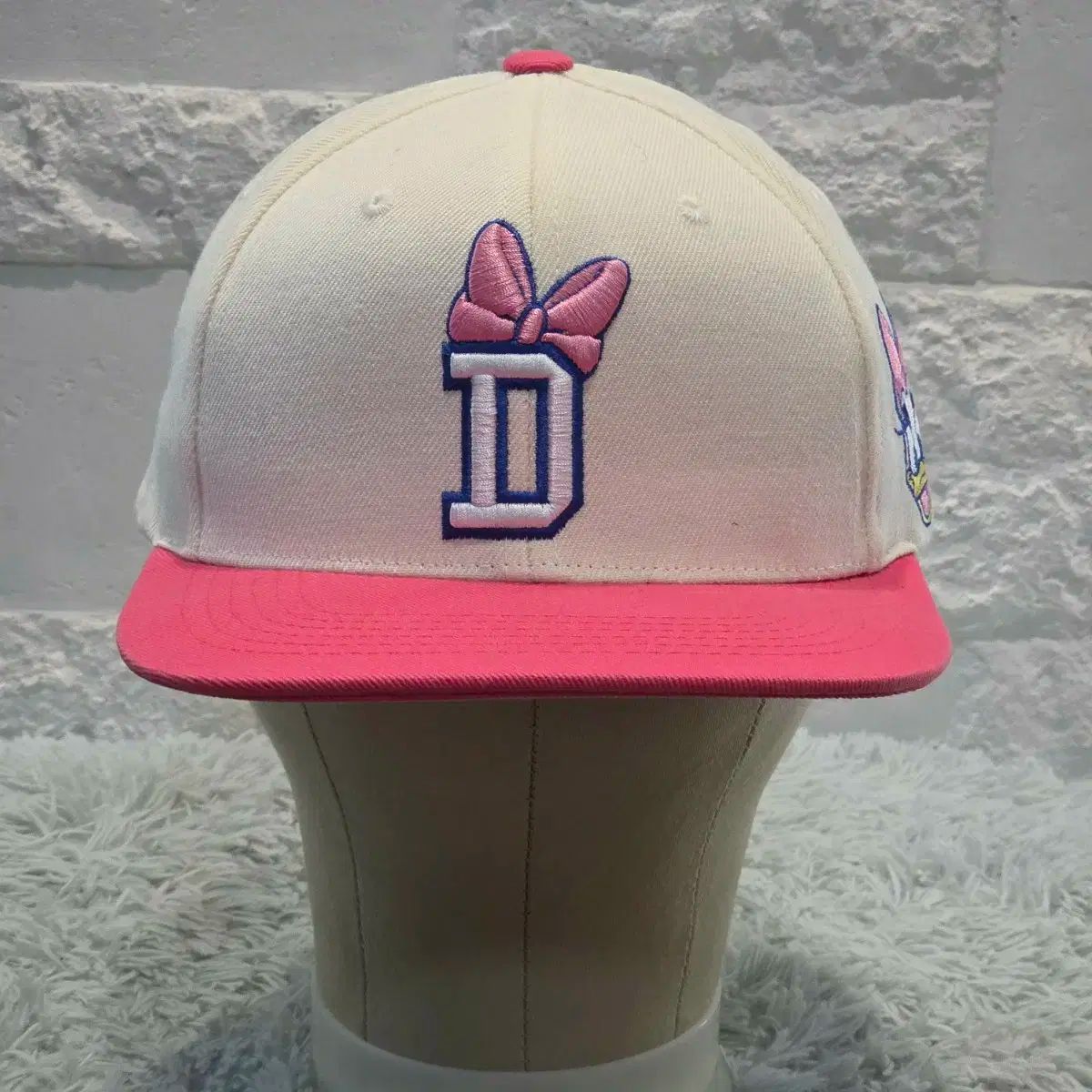 p4-4:Disney x WeRAN デイジーダック 刺繍 白u0026ピンク キャップ (56-60)