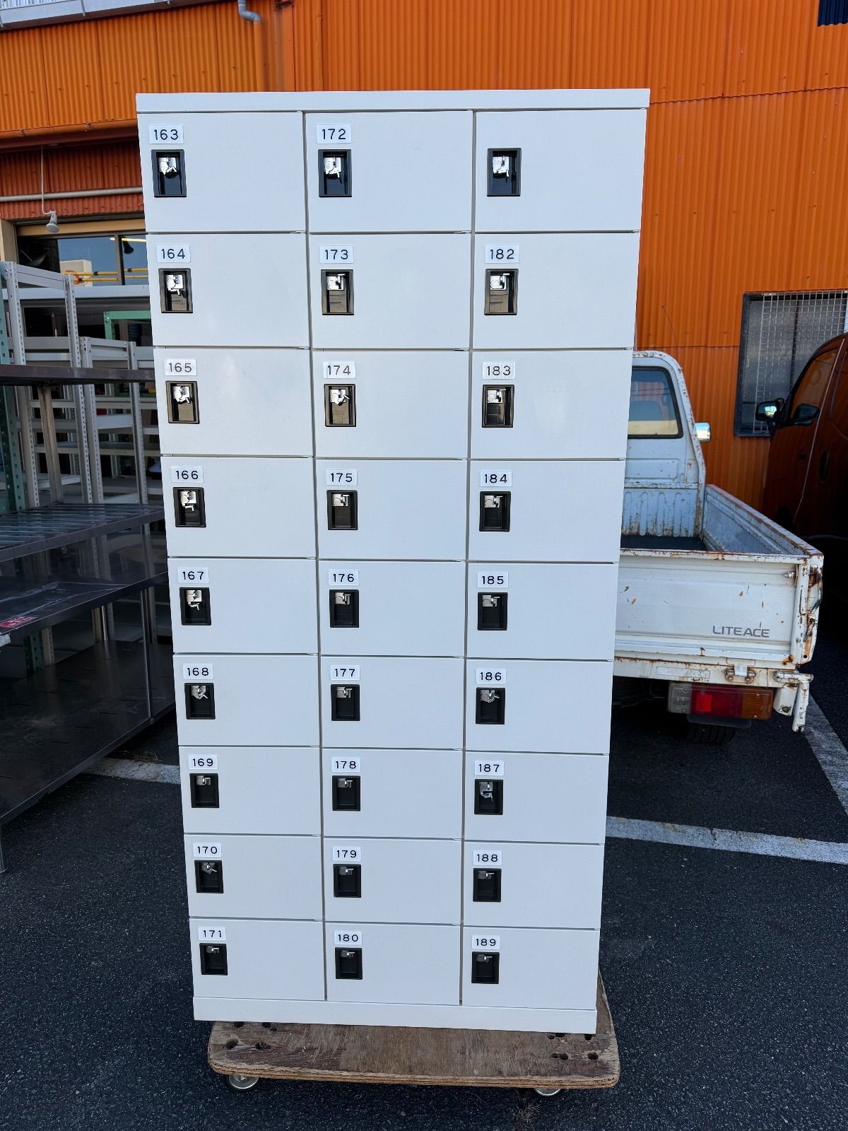 引取限定　２７人用ロッカー　南京錠タイプ　シューズボックス　貴重品入れ　幅90 奥40 高さ190cm 22,350円