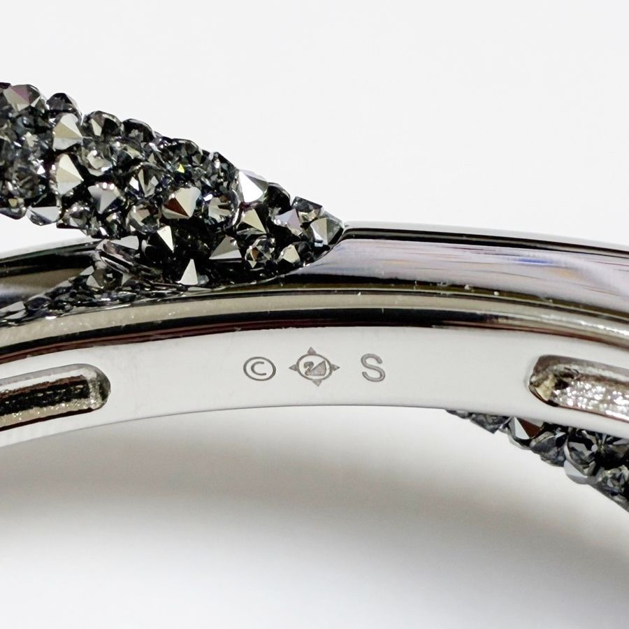 スワロフスキークリスタルダスト　バングル Amazon | スワロフスキー クリスタルダストクロスカフ、ブルー