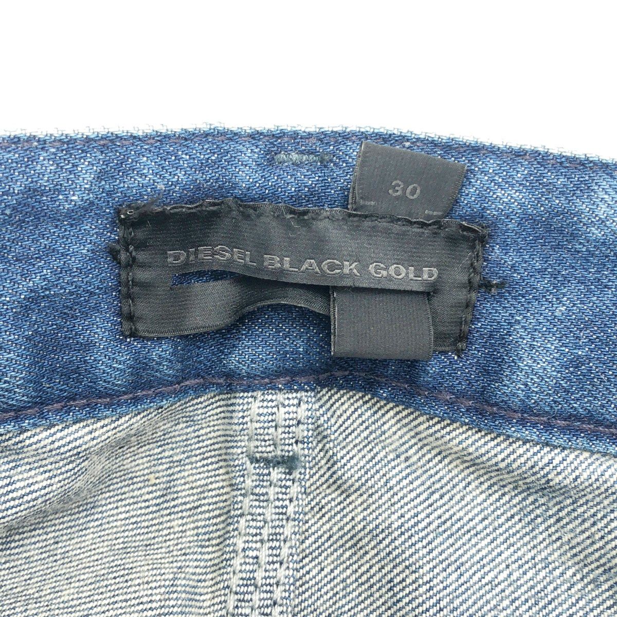 長さ」は通常のデニムの150%。DIESEL BLACK GOLDのエクストラ DIESEL 
