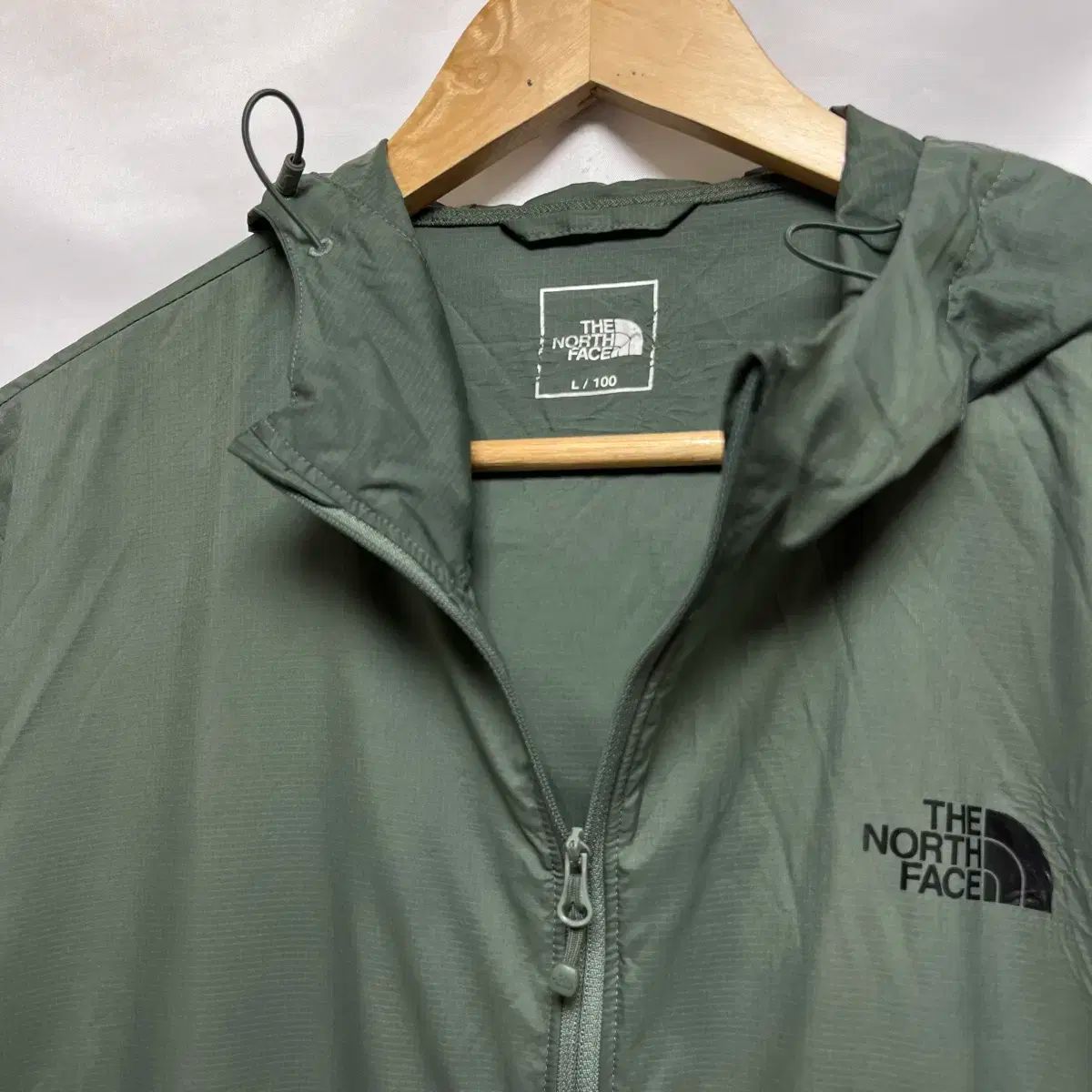 ノースフェイス　ウインドブレーカー　　　Ｌサイズ カーキ色 ノースフェイス ウインドブレーカー Lサイズ カーキ色 ノースフェイス