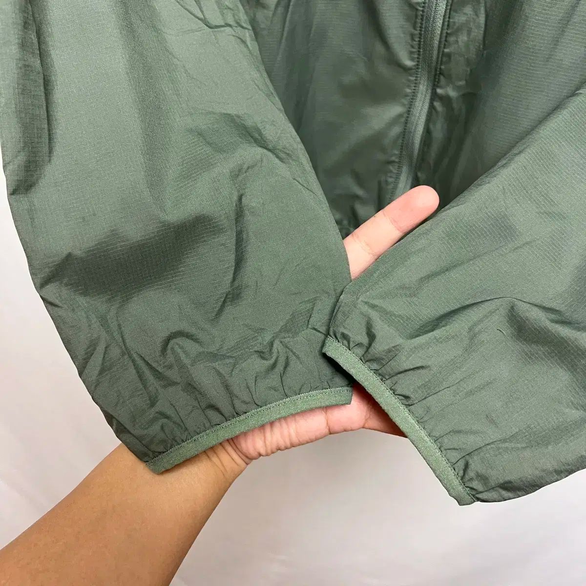 ノースフェイス　ウインドブレーカー　　　Ｌサイズ カーキ色 THE NORTH FACE ウィンドブレーカー サングロジャケット ザ ノース