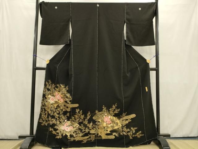 D573 黒留袖　寛斎　刺繍　華文　落款　正絹　着物　袷　極美品 D573 黒留袖 寛斎 刺繍 華文 落款 正絹 着物 袷 極美品 - メルカリ