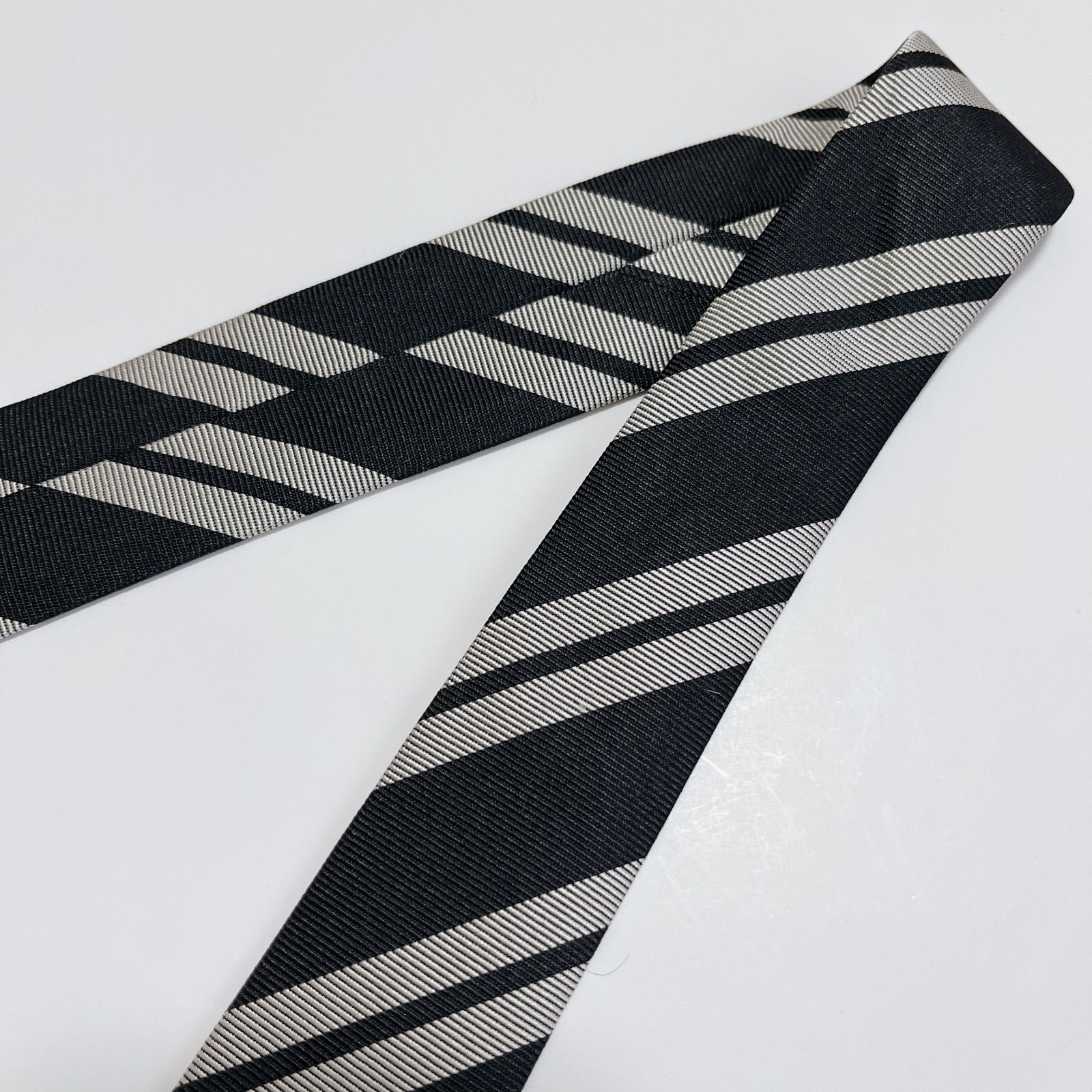 美品 ダンヒル ネクタイ ハイブランド ソリッドタイ 無地 光沢 希少 ビジネス 美品 ダンヒル ネクタイ ハイブランド レジメンタル ストライプ柄 光沢