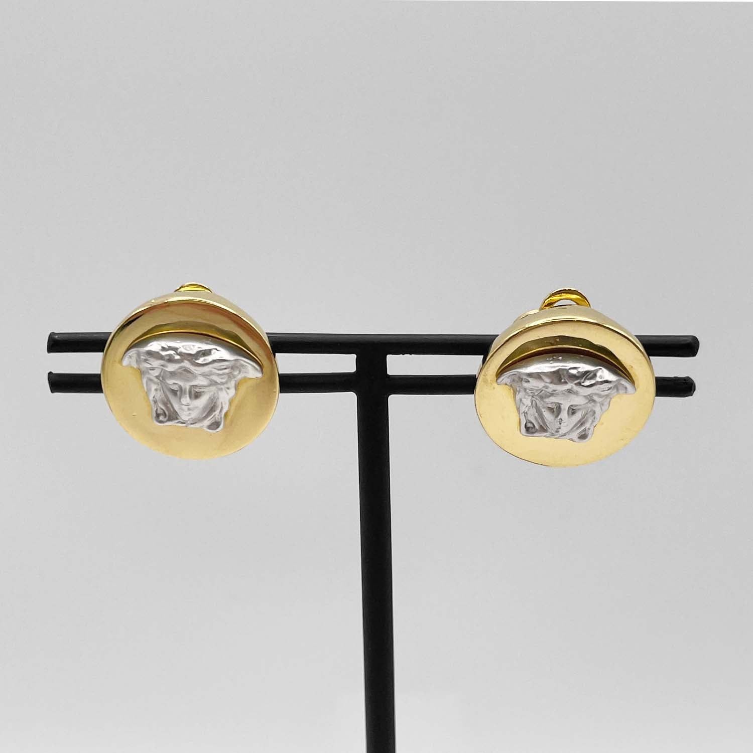 ア*ス様 ヴェルサーチ　メドゥーサ スタッド イヤリング　ゴールド ア*ス様 ヴェルサーチ メドゥーサ スタッド イヤリング ゴールド