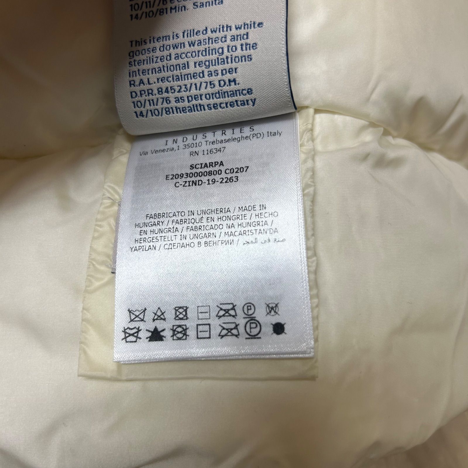 モンクレール　ダウンマフラー アイボリー MONCLER モンクレール ダウンマフラー ボアアイボリー - メルカリ