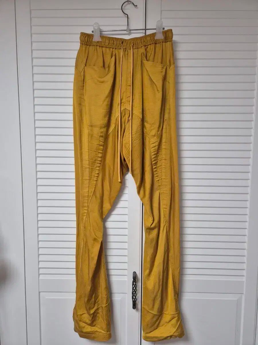 2) ユリウス JULIUS 23SS サテン フレア パンツ 黄色 - メルカリ