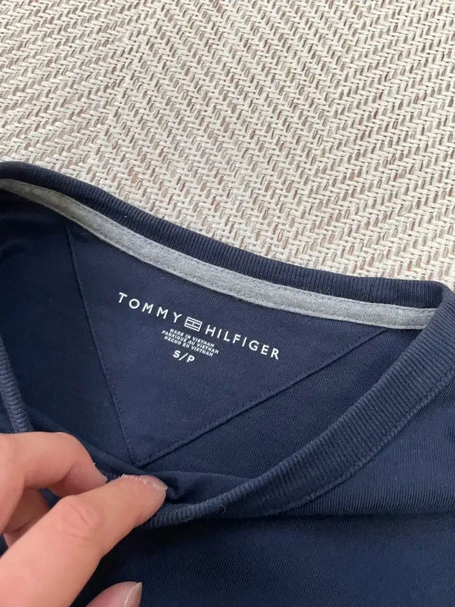 トミーヒルフィガー ロゴ ロングスリーブ J03367