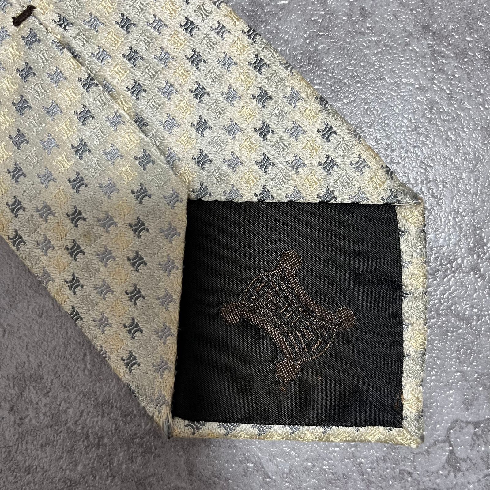 CELINE】トリオンフ総ロゴネクタイ ホワイト 総ロゴ マカダム - メルカリ