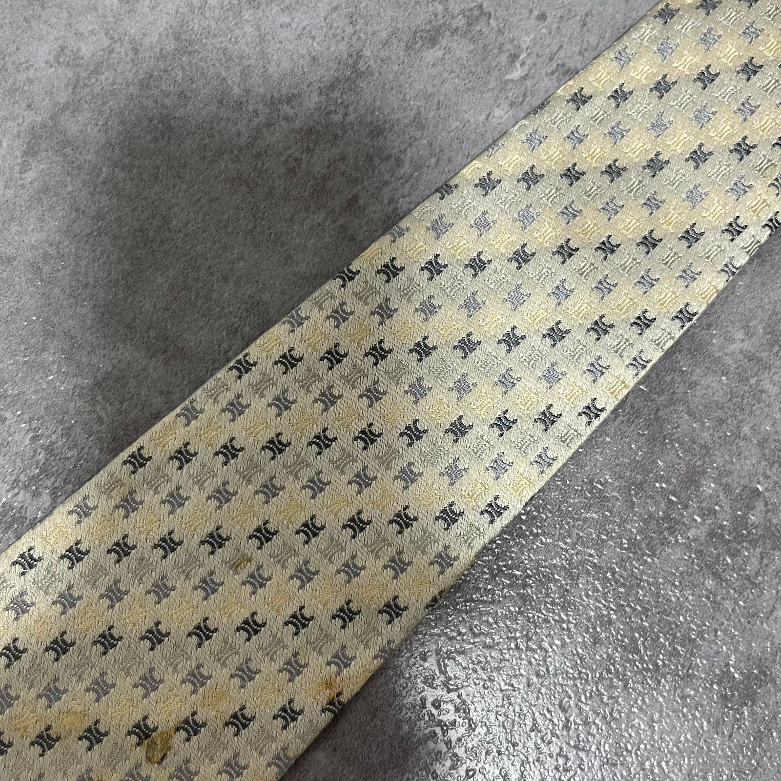 CELINE セリーヌ　ネクタイ　光沢　銀　トリオンフ　マカダム柄 訳アリ》CELINE (セリーヌ) シルクネクタイ スペイン製 総柄