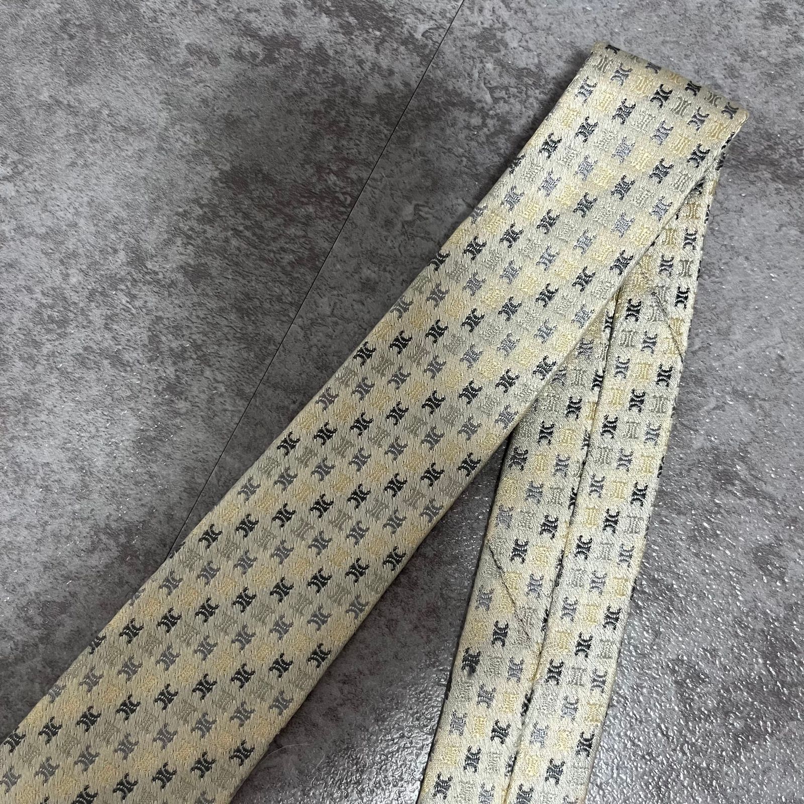 CELINE】トリオンフ総ロゴネクタイ ホワイト 総ロゴ マカダム - メルカリ