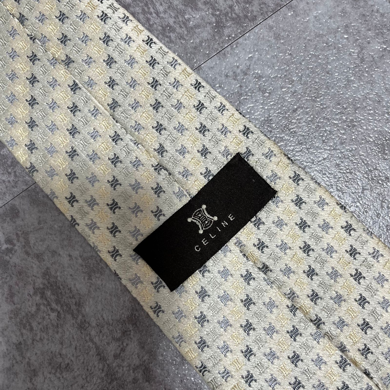 CELINE ネクタイ シルバー 幾何学模様 マカダム柄 トリオンフ ✨美品✨ CELINE セリーヌ ネクタイ 高級シルク マカダム柄 グレー