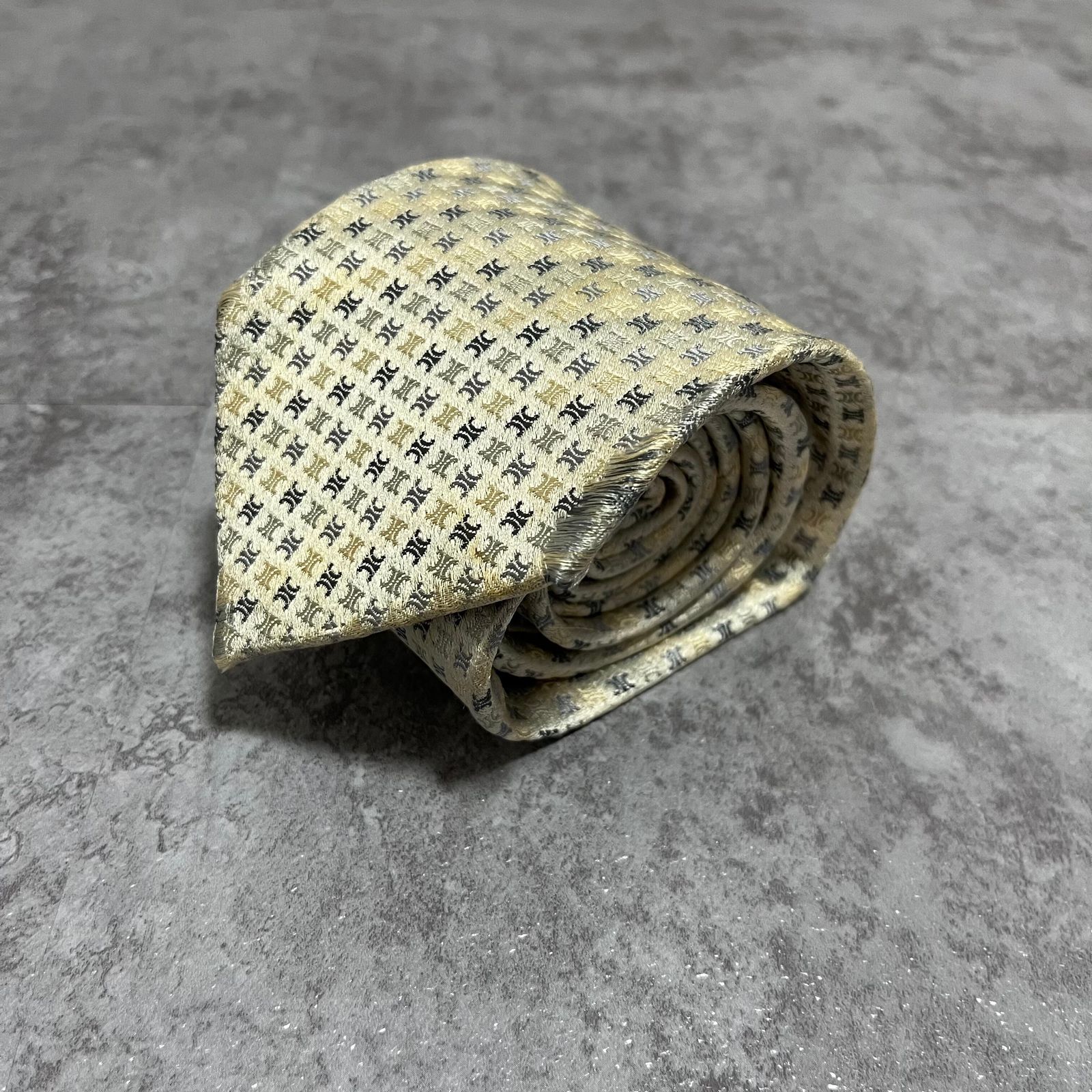 CELINE セリーヌ　ネクタイ　光沢　銀　トリオンフ　マカダム柄 訳アリ》CELINE (セリーヌ) シルクネクタイ スペイン製 総柄