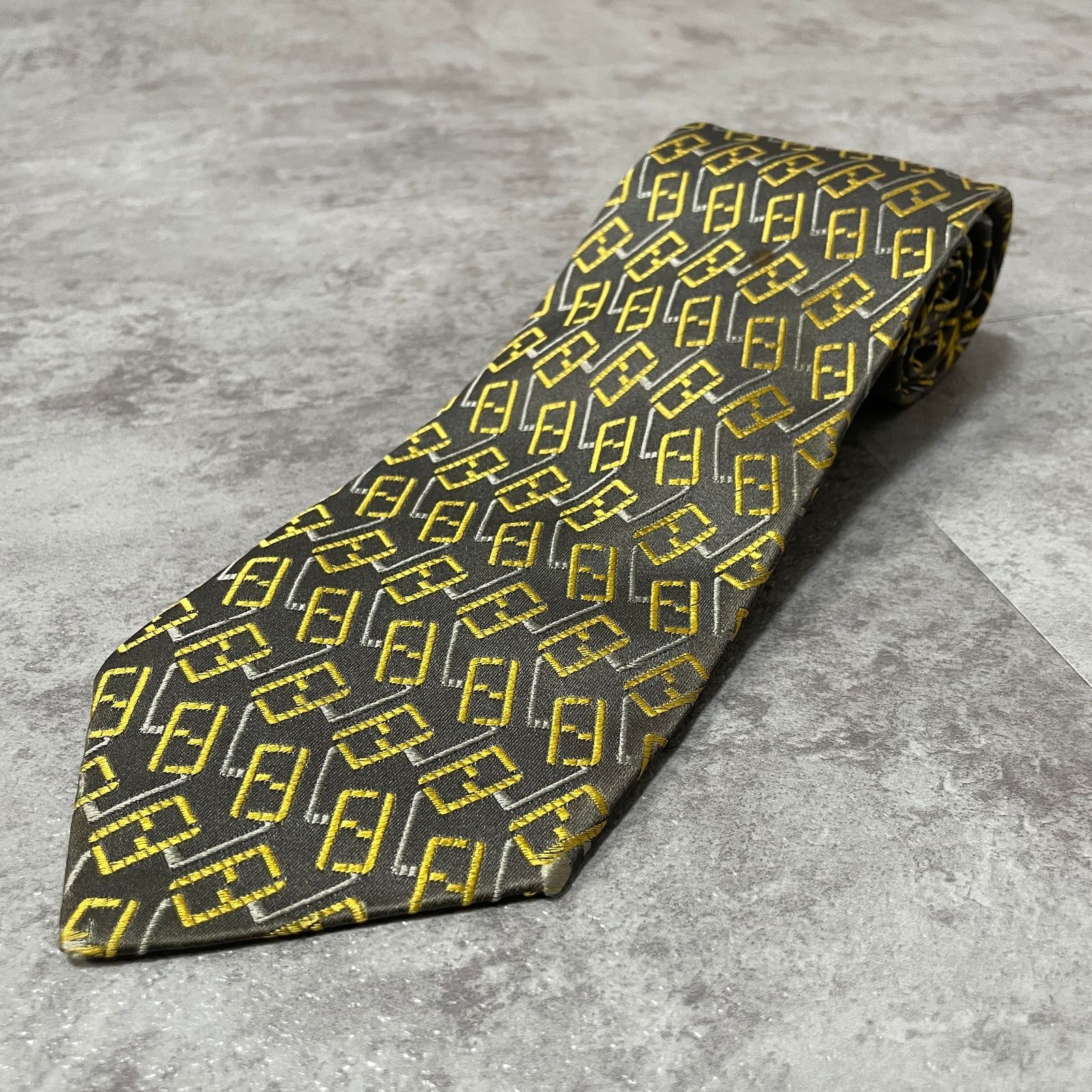 FENDI】ズッカ柄ネクタイ FFロゴ 総ロゴ シルバー - メルカリ