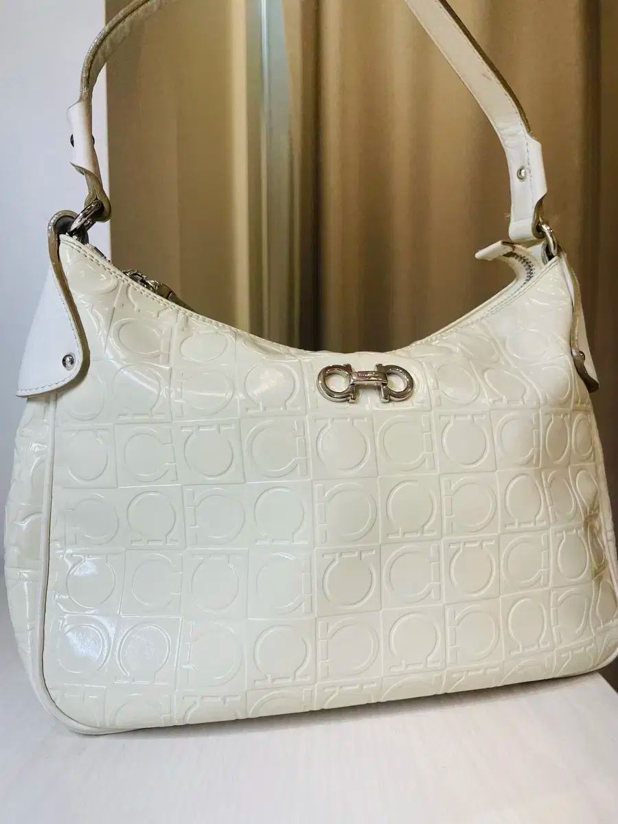 ✨良品✨ フェラガモ ショルダーバッグ フラップ ガンチーニ ホワイト 白色 Ferragamo ショルダーバッグ | ホワイト | FARFETCH JP