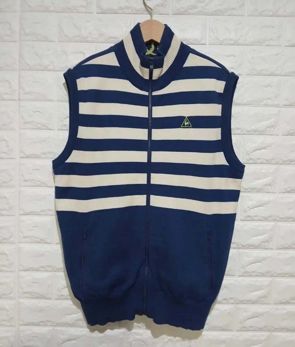 新品格安・半額以下】le coq sportif 地図柄 ベスト ルコック