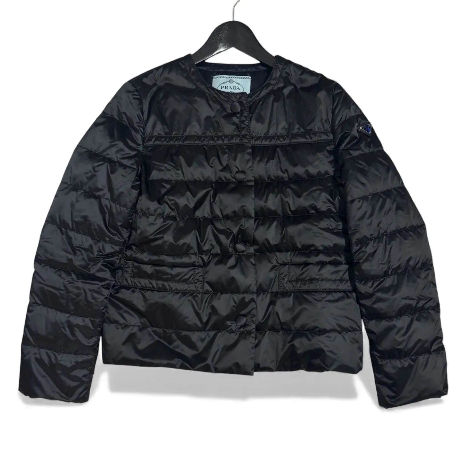 PRADA プラダ ノーカラー ジャケット 三角ロゴプレート 極美品✨ PRADA プラダ ダウンジャケット ノーカラー 三角ロゴプレート