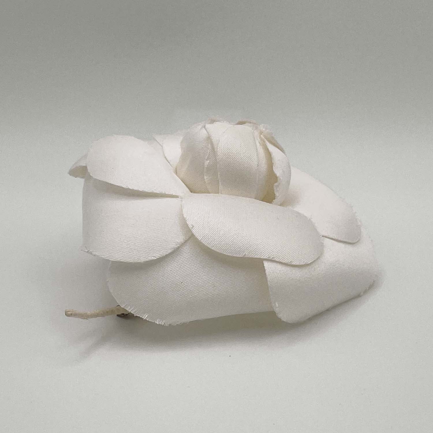 CHANEL シャネル カメリア ブローチ コサージュ ホワイト系 白 コメあり CAMELIA 未使用 CHANEL シャネル カメリア コサージュ ブローチ