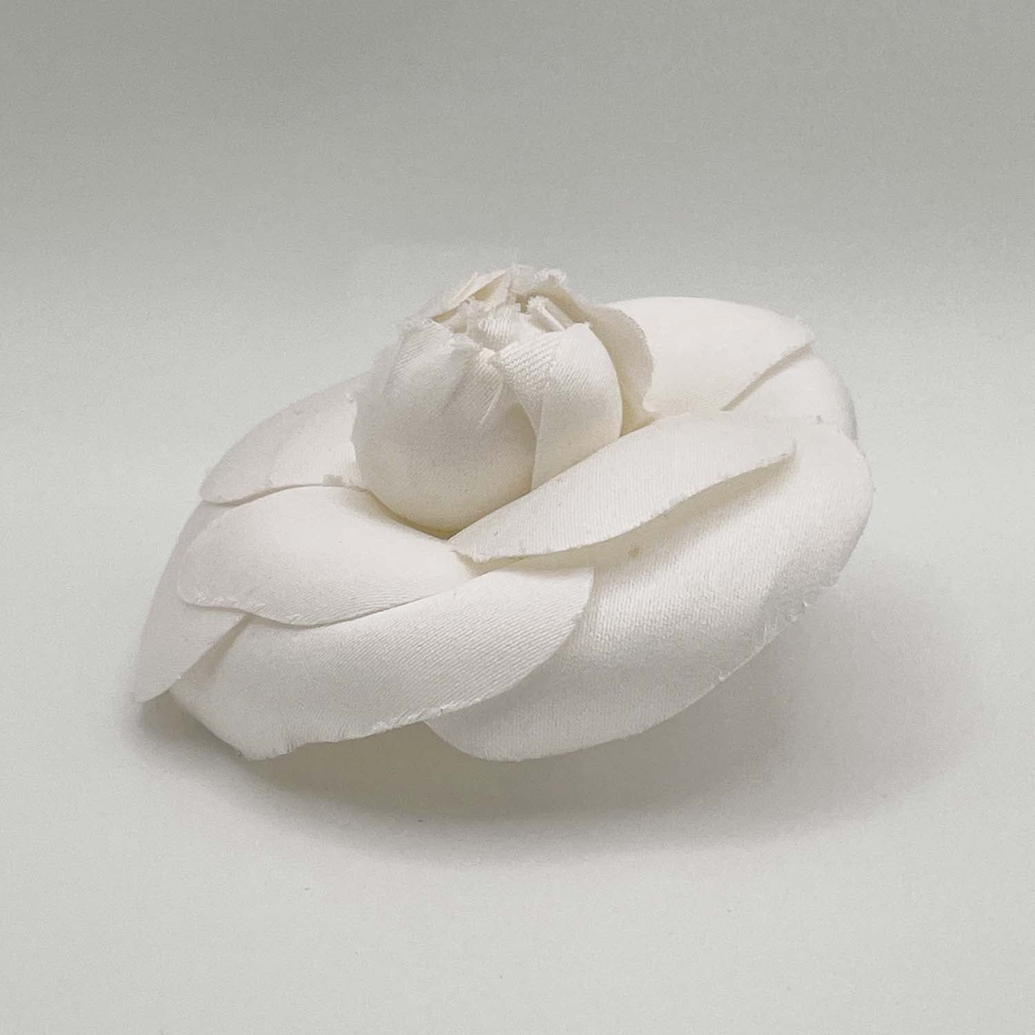 シャネル カメリア ピンバッジ コサージュ レディース アイボリー ホワイト シャネル カメリア ピンバッジ コサージュ レディース アイボリー