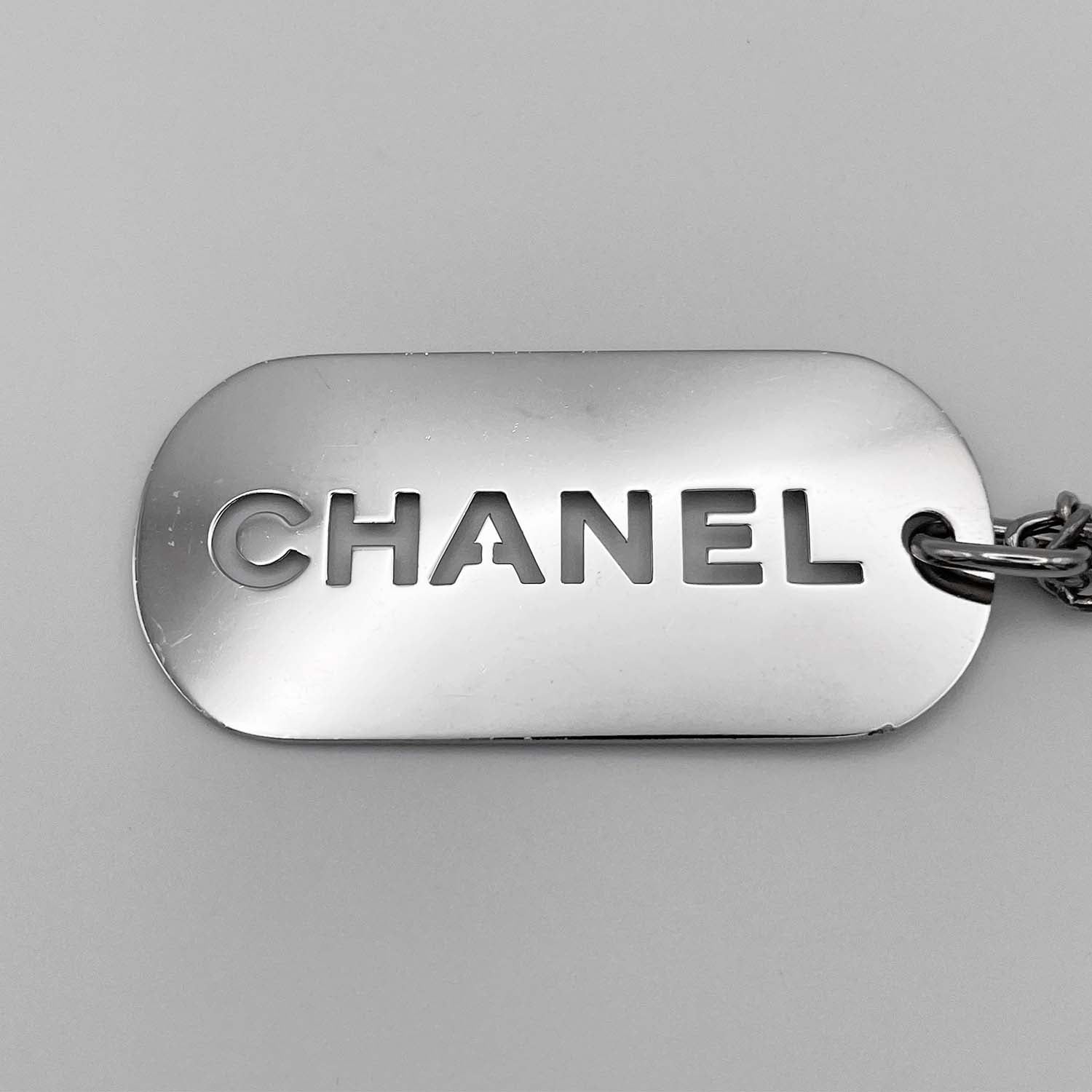 CHANEL シャネル ドッグタグ バッグチャーム ロゴ 04V シルバー - メルカリ