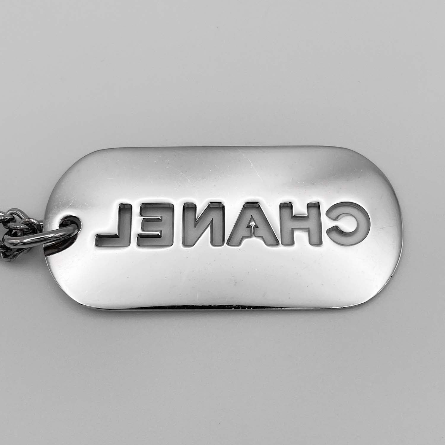 CHANEL シャネル ドッグタグ バッグチャーム ロゴ 04V シルバー - メルカリ