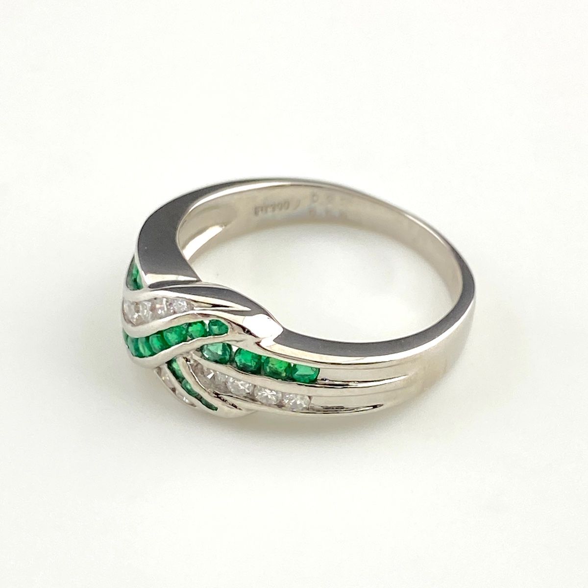 期間限定セール　エメラルド デザイン　プラチナメレダイヤ リング Pt900 バイセル公式】エメラルド デザインリング プラチナ 指輪 メレダイヤ