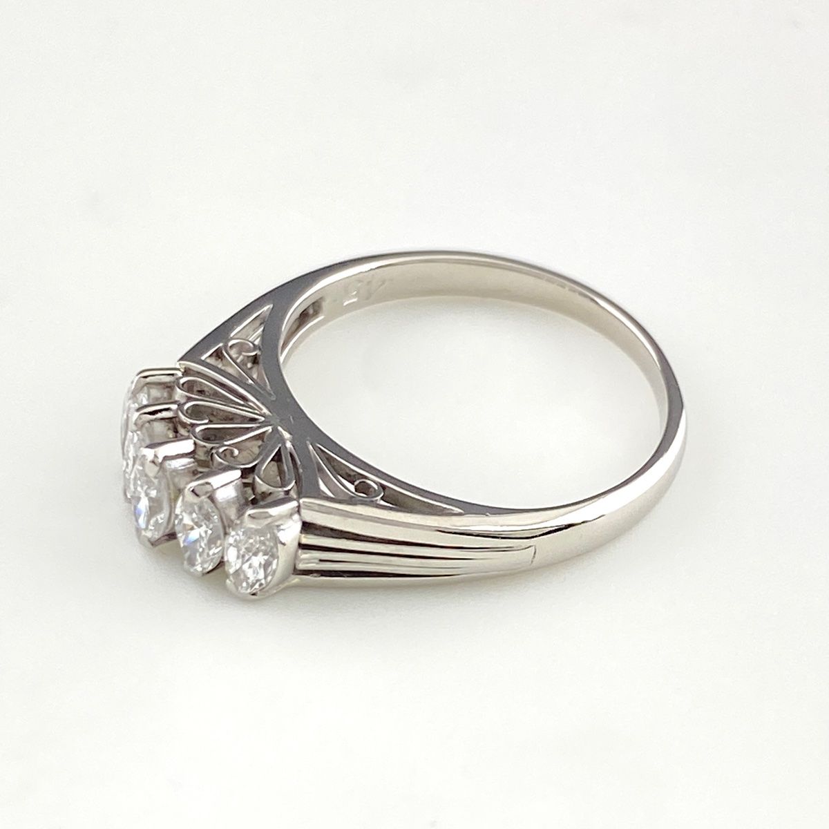 と*ん様 Pt900 ダイヤモンド　指輪　8号 Pt900 ダイヤモンド 指輪 8号 リング 鑑定書付き シルバーカラー